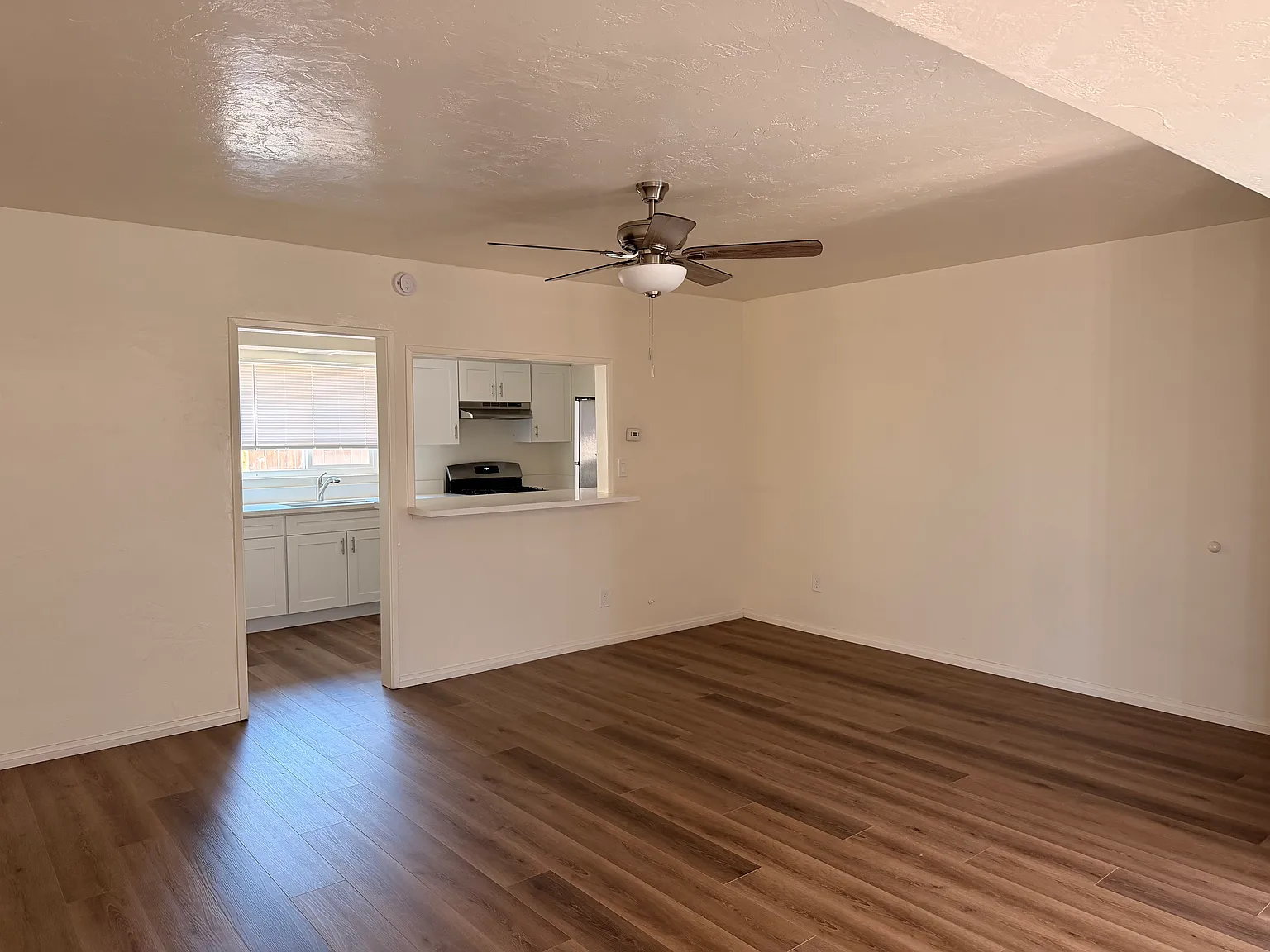 3 bed, 1000 sqft, $3,400 — Photo 3