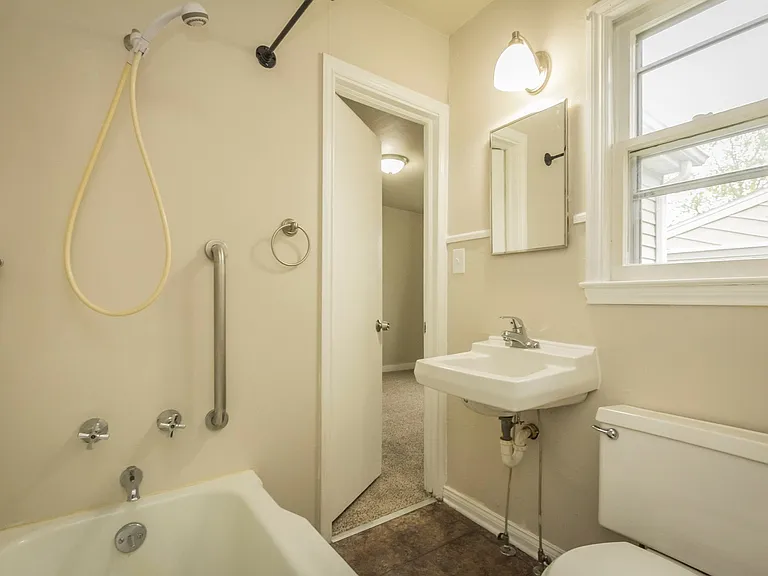 204 E Franklin Ave — Photo 8