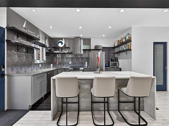 3rd image of 2033 Hering Avenue