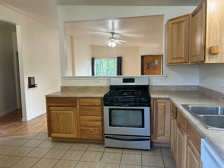 819 E Hills Rd — Photo 3