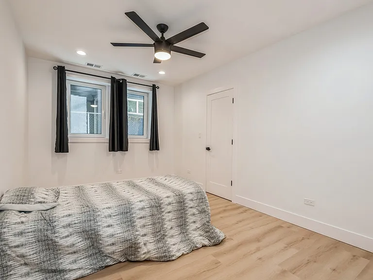 1535 W Estes Ave #G — Photo 20