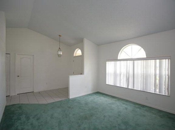 5th image of 19 Woodstone Ln