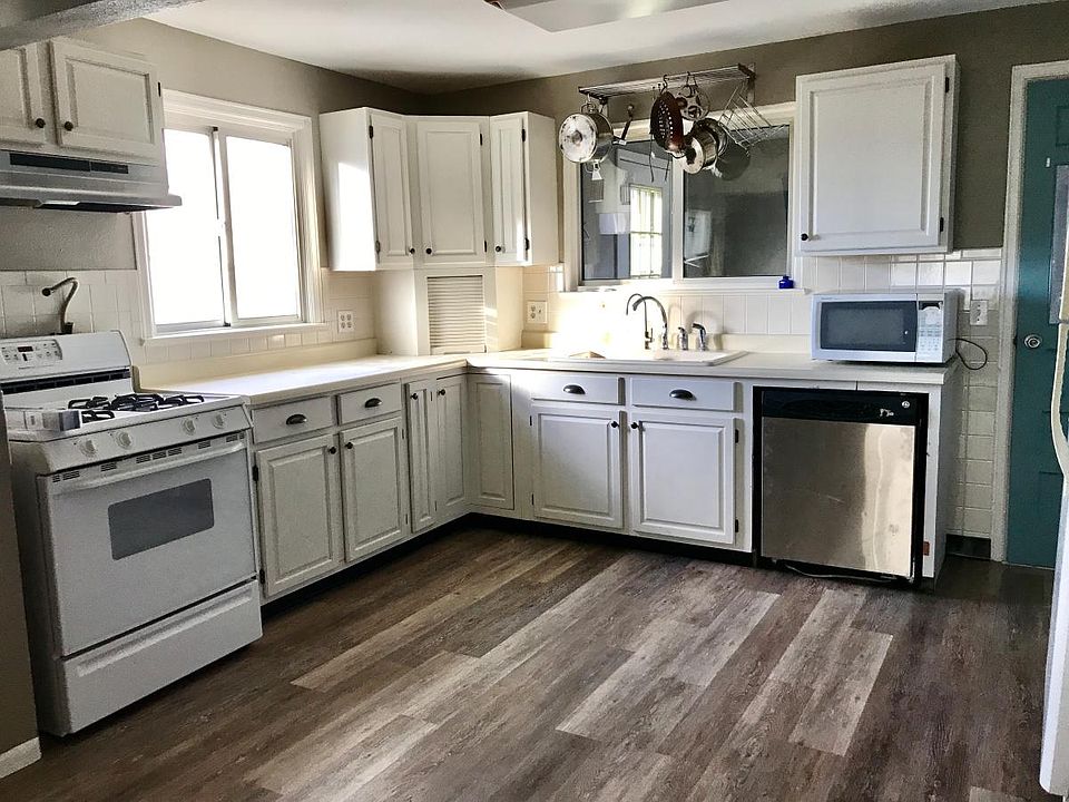 Large open concept kitchen
