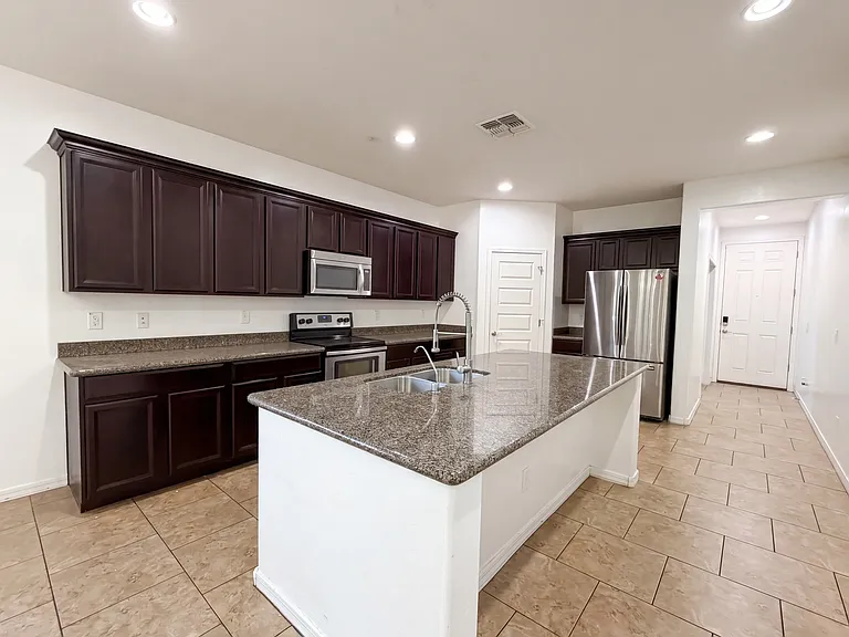 146 E Bernie Ln — Photo 7