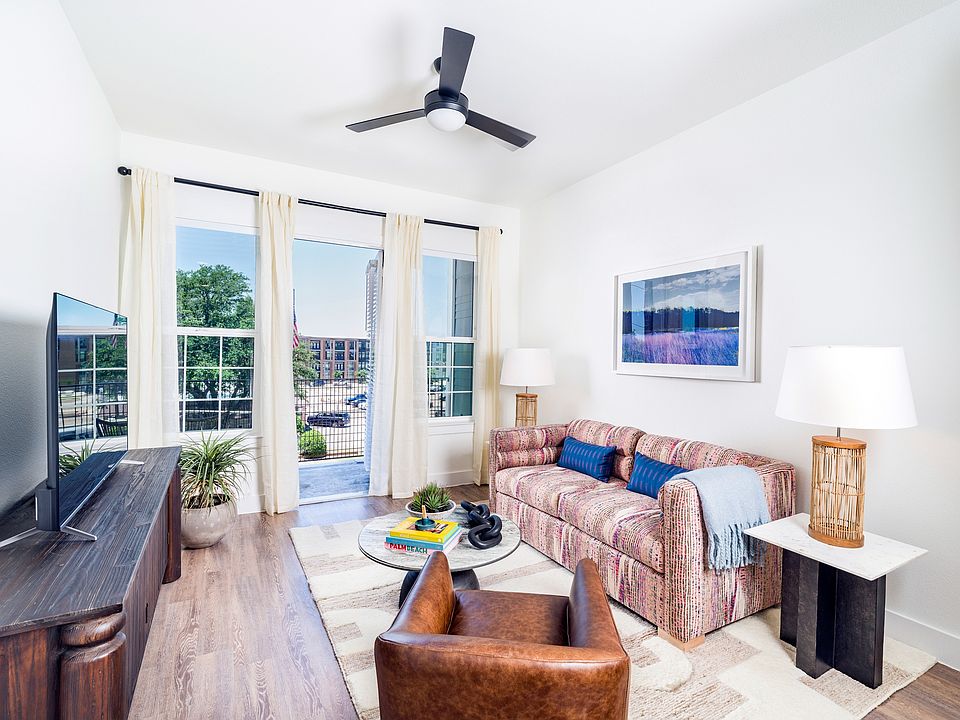 Enjoy the excitement of unobstructed views of the Dallas skyline right from your living area in select homes!