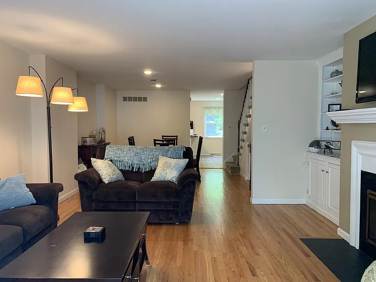 1319 W 10th St — Photo 5
