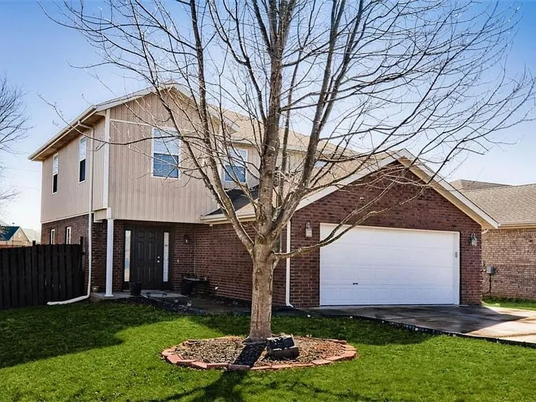 3705 SW Hansom Loop — Photo 1