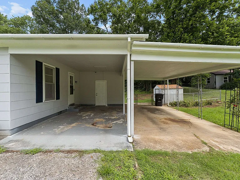 900 Velma Ln — Photo 2