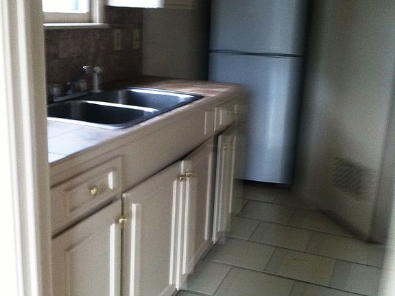 3rd image of 718 S Vine Ave #Downstairs