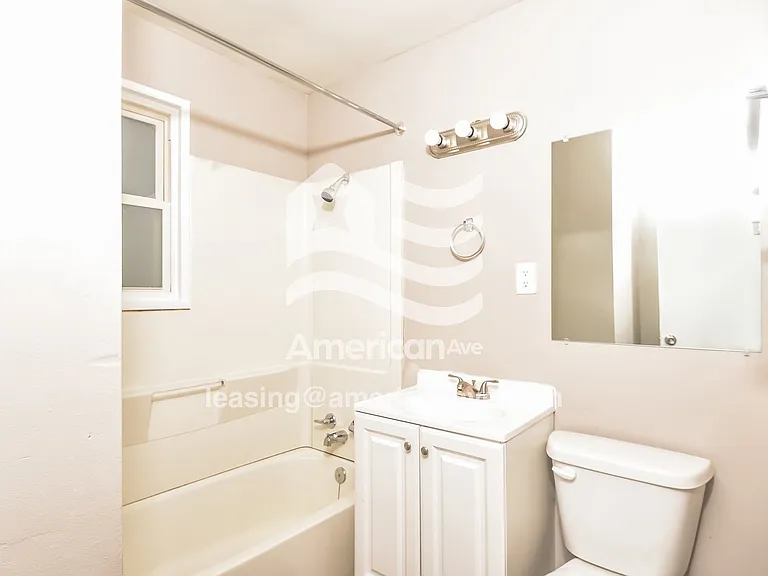 2079827_012_wm_-_bathroom_13443657.jpg