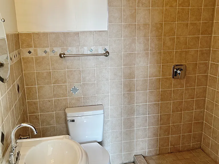 2918 W 63rd St — Photo 5