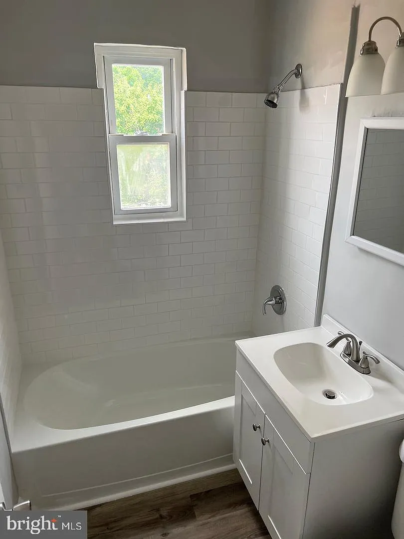 1 bed, 1.0 bath, $1,325 — Photo 4