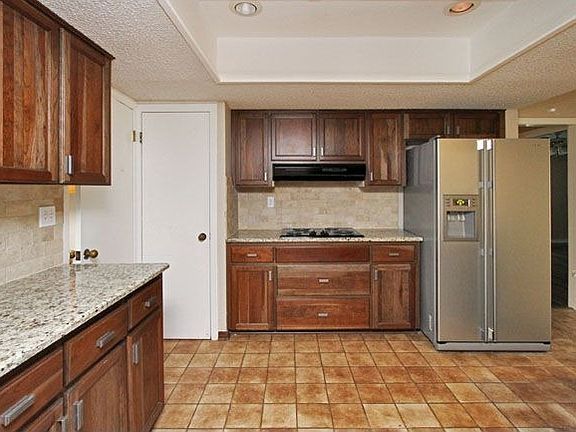 4th image of 326 Stonewood St