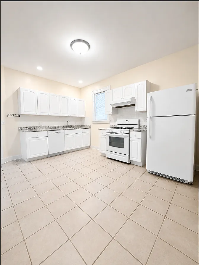 3 bed, 1300 sqft, $2,800 — Photo 2