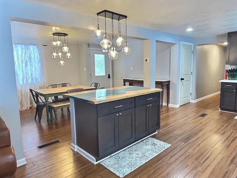 437 New Castle St — Photo 2