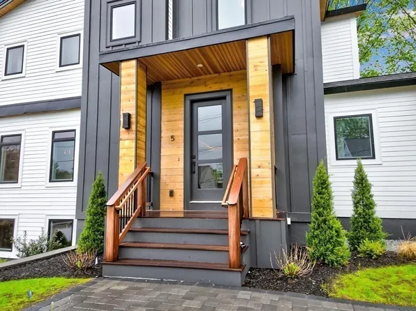 5 Grandview Ave, Burlington, MA 01803