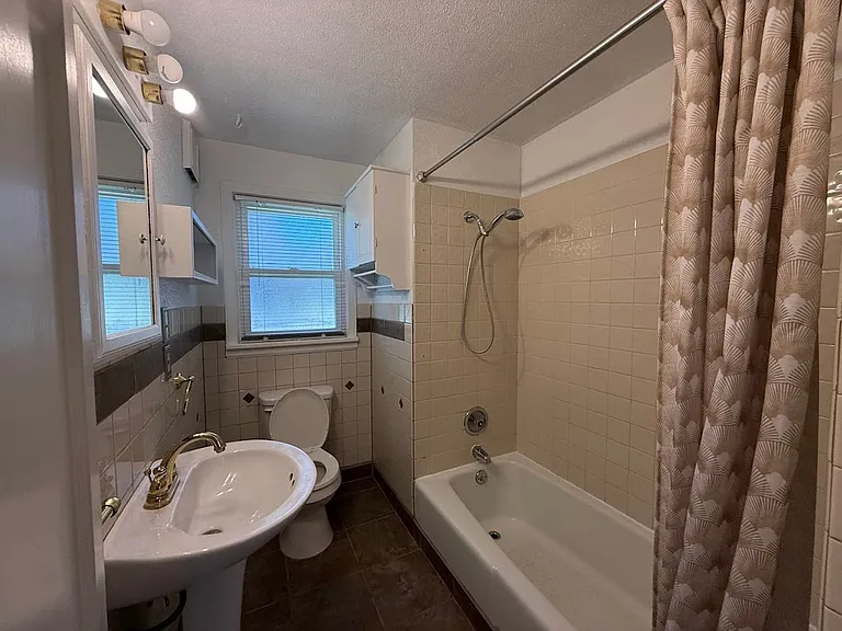 3703 W Rockwell Ave — Photo 3