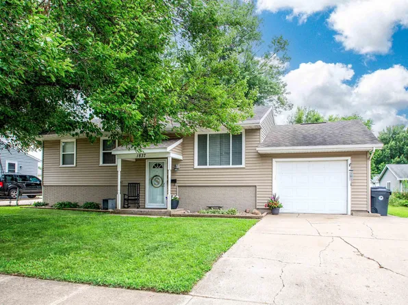 1837 Victoria Dr, Pekin, IL 61554