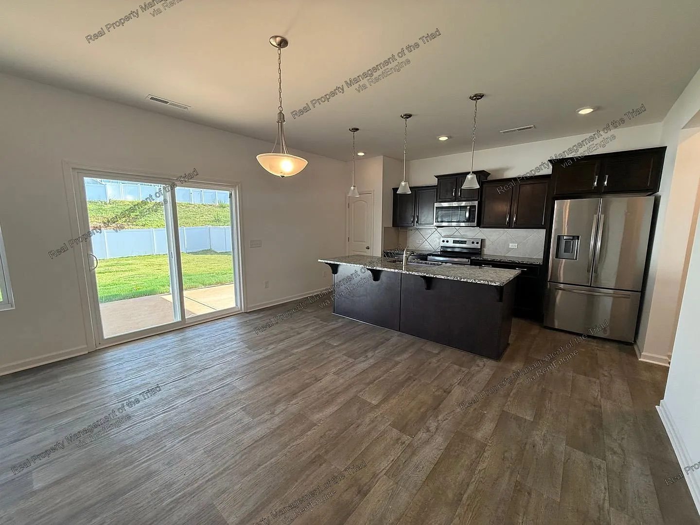 3 bed, 2.5 bath, 1712 sqft, $1,985 — Photo 3