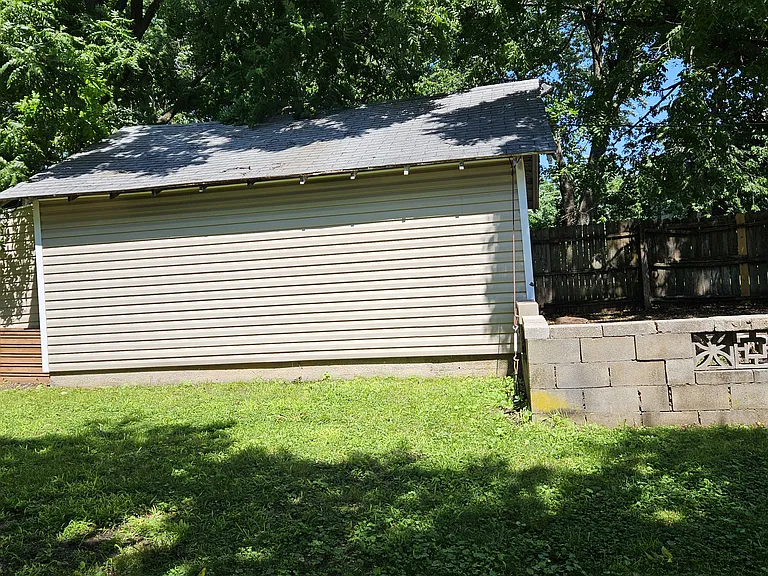 1041 W State St — Photo 30
