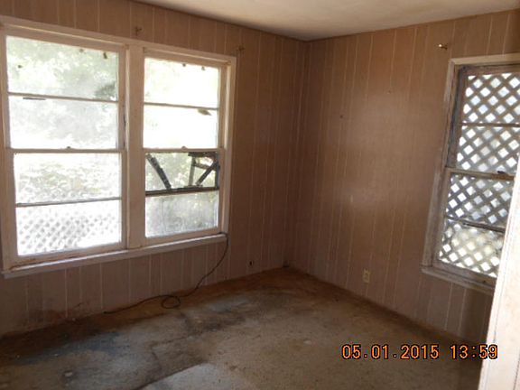 4th image of 1043 S Houston St