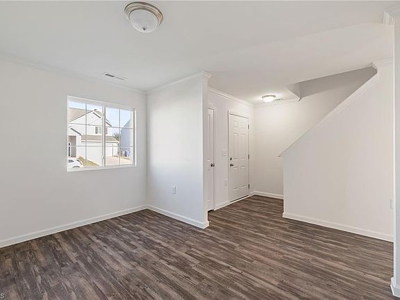 5th image of 719 Brampton Dr