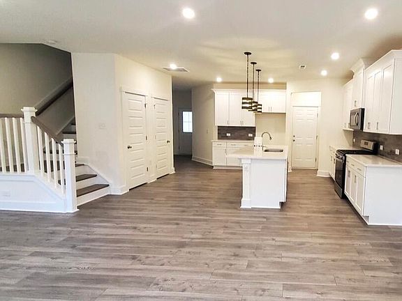 4th image of 6915 Doddridge Ln
