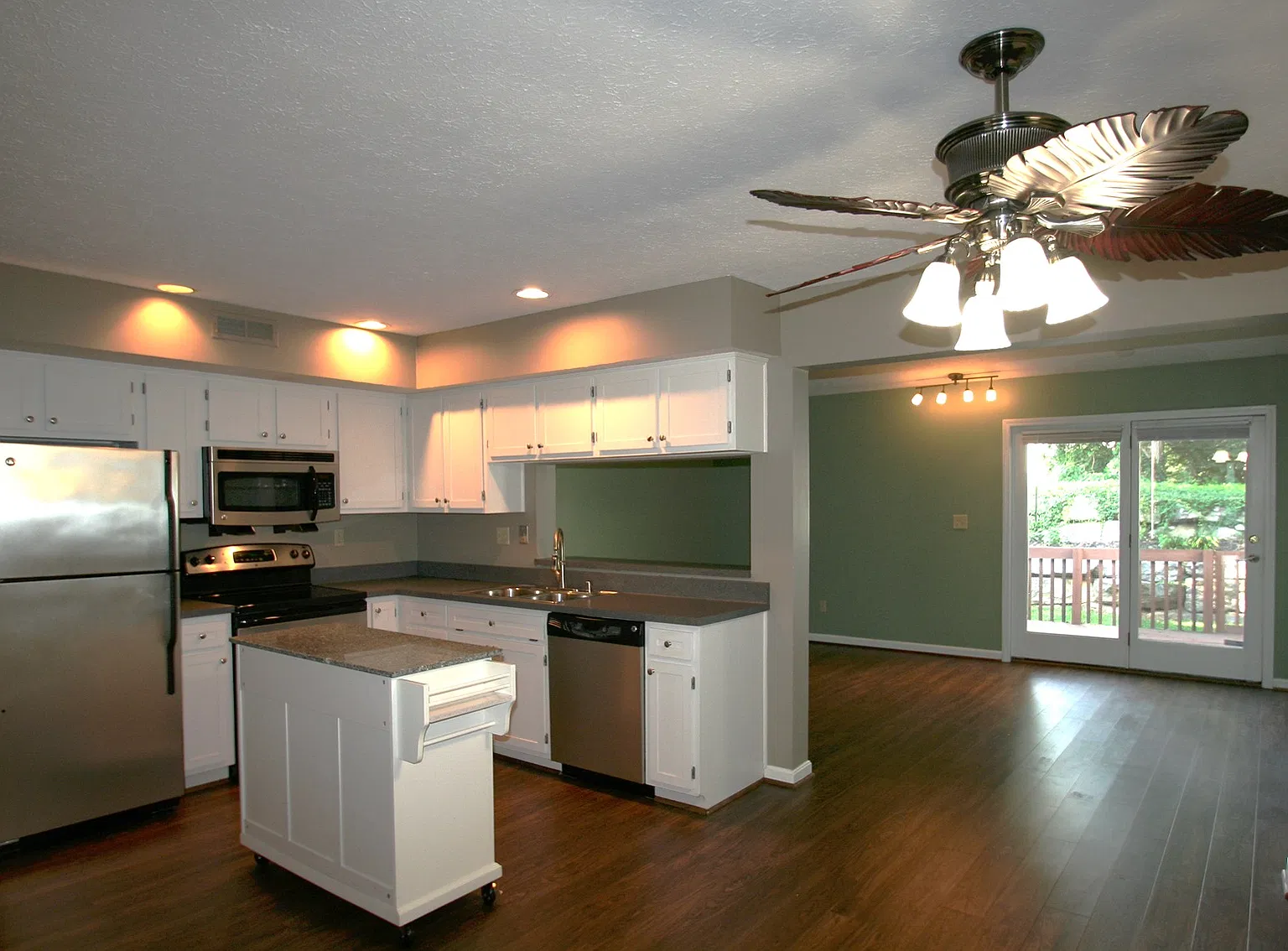 2 bed, 1.5 bath, 1300 sqft, $1,599 — Photo 1