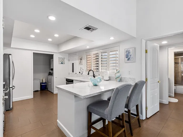 Quercus Ln — Photo 15