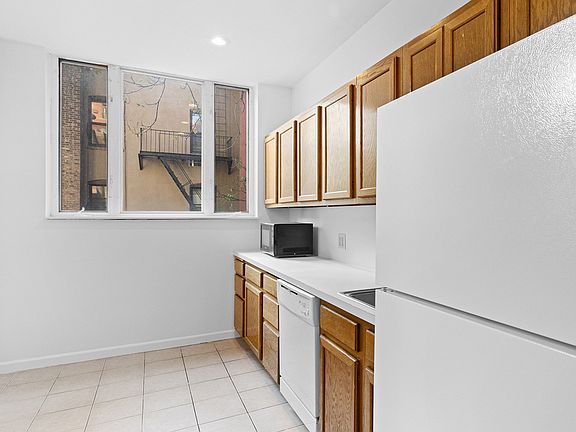 3rd image of 170 E 89th St #3E