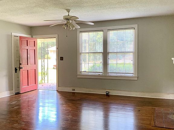 3rd image of 305 E Cranford Ave