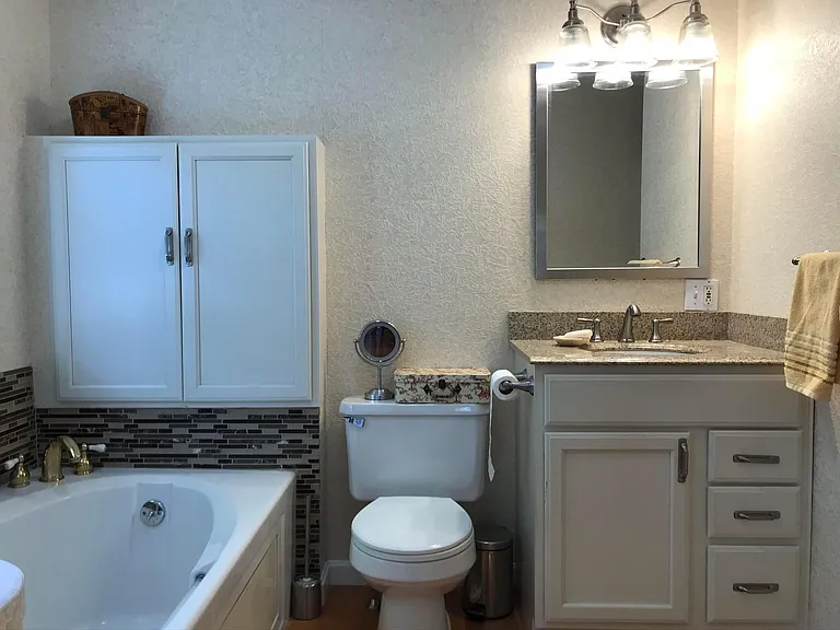 402 W Elm St — Photo 23