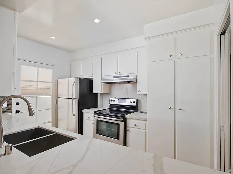 3407 Ocean Front Walk #B — Photo 10