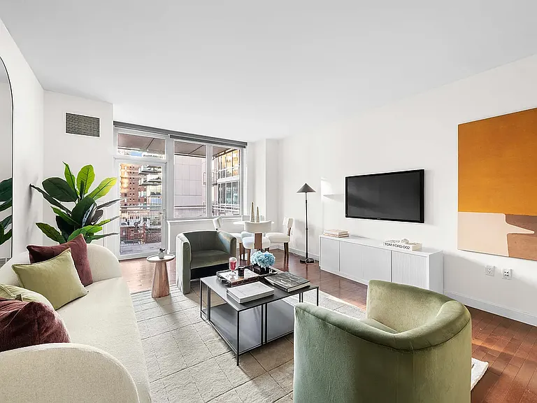 225 E 34th St #7B — Photo 2