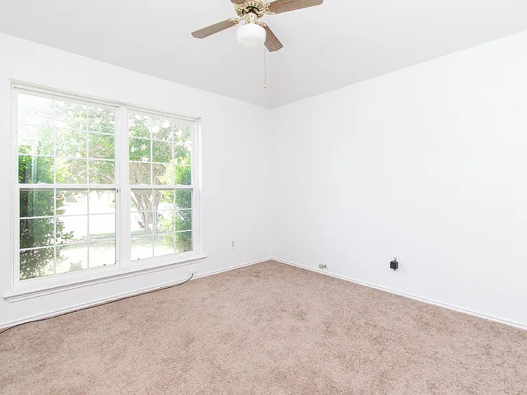 2406 Cactus Dr — Photo 10