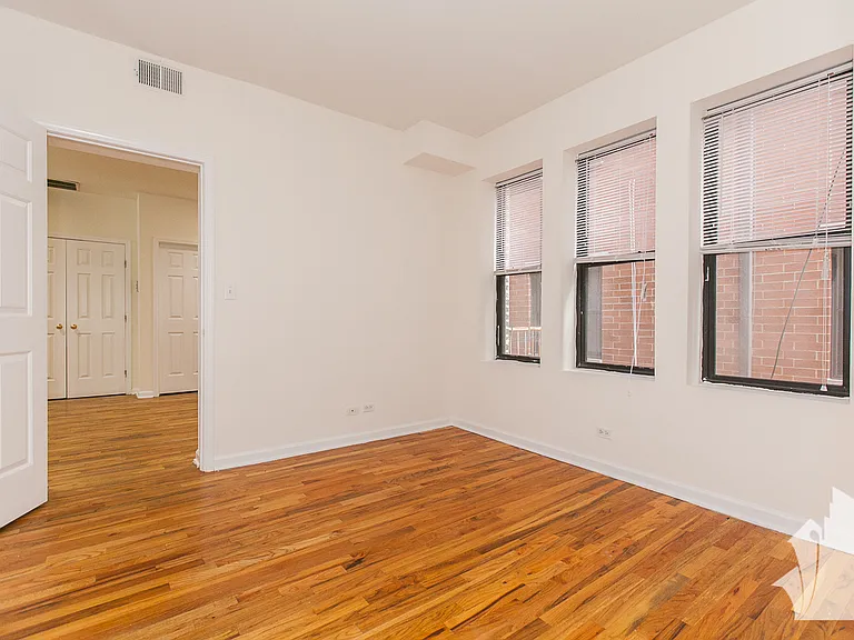 921 W Dakin St #402 — Photo 7