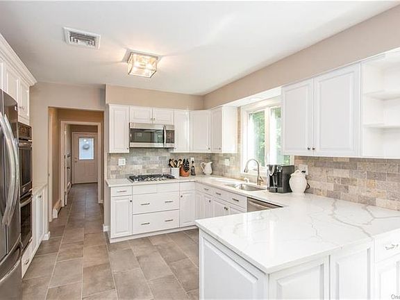 3rd image of 2 Brookline Cir