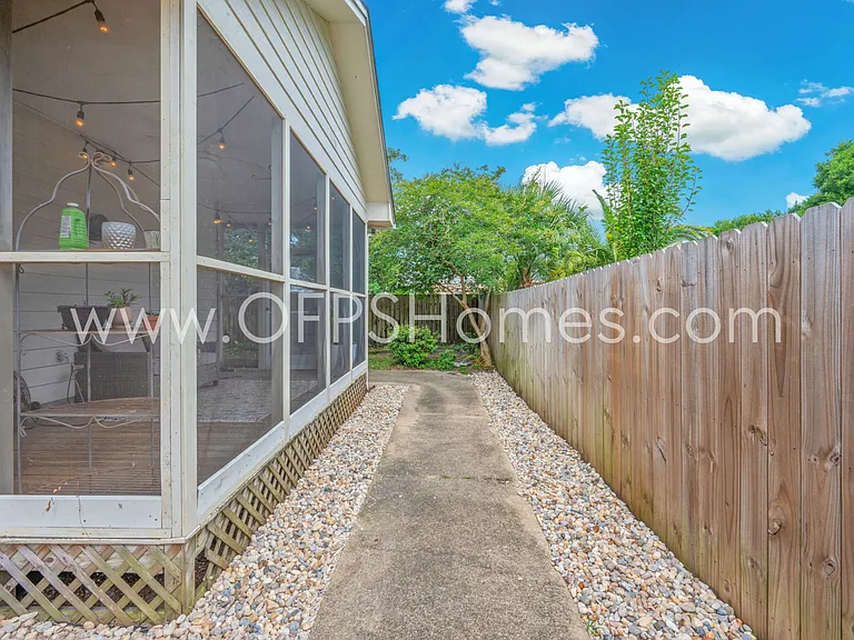 319 Sailfish Cir — Photo 32