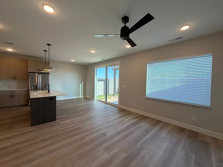 608 E Hemsworth Ln — Photo 9