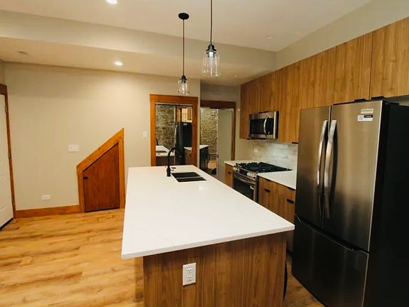 2nd image of 1717 N Winchester Ave APT 1