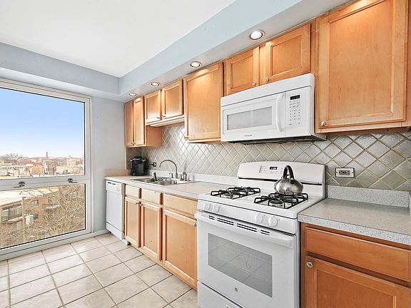 3rd image of 1960 N Lincoln Park W APT 604