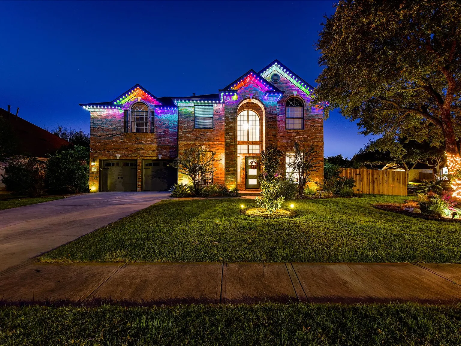 5 bed, 2.5 bath, 3060 sqft, $4,500 — Photo 2