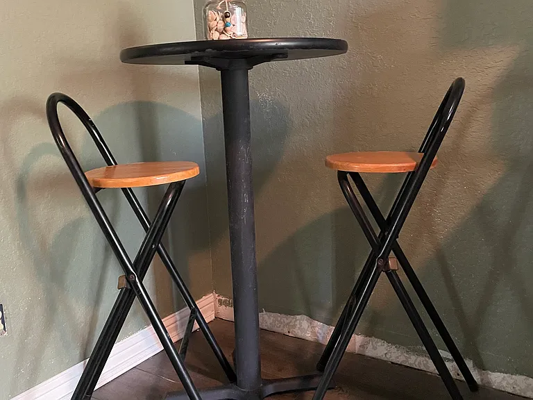 Bistro table & chairs in kitchen
