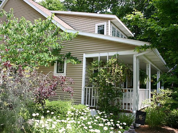 3rd image of 1142 N Vista Ln