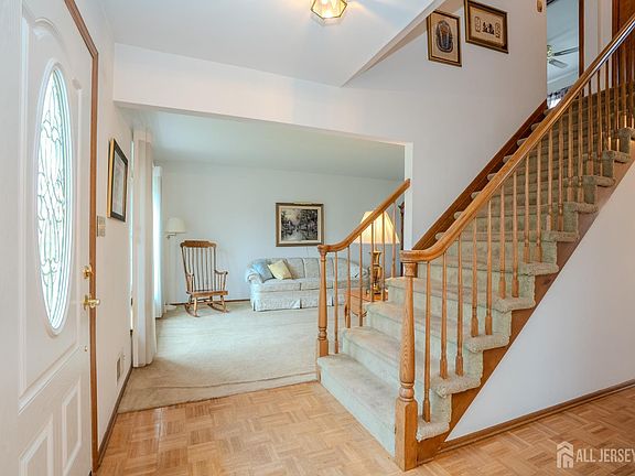 4th image of 15 Lynn Ct