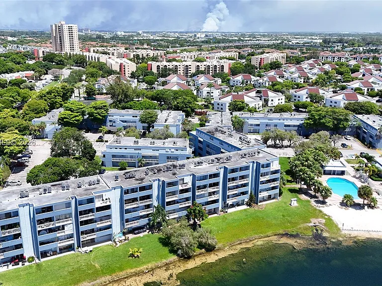 9351 Fontainebleau Blvd #B415 — Photo 38