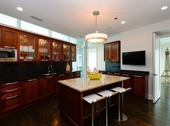 5th image of 50 E Chestnut St APT 3001