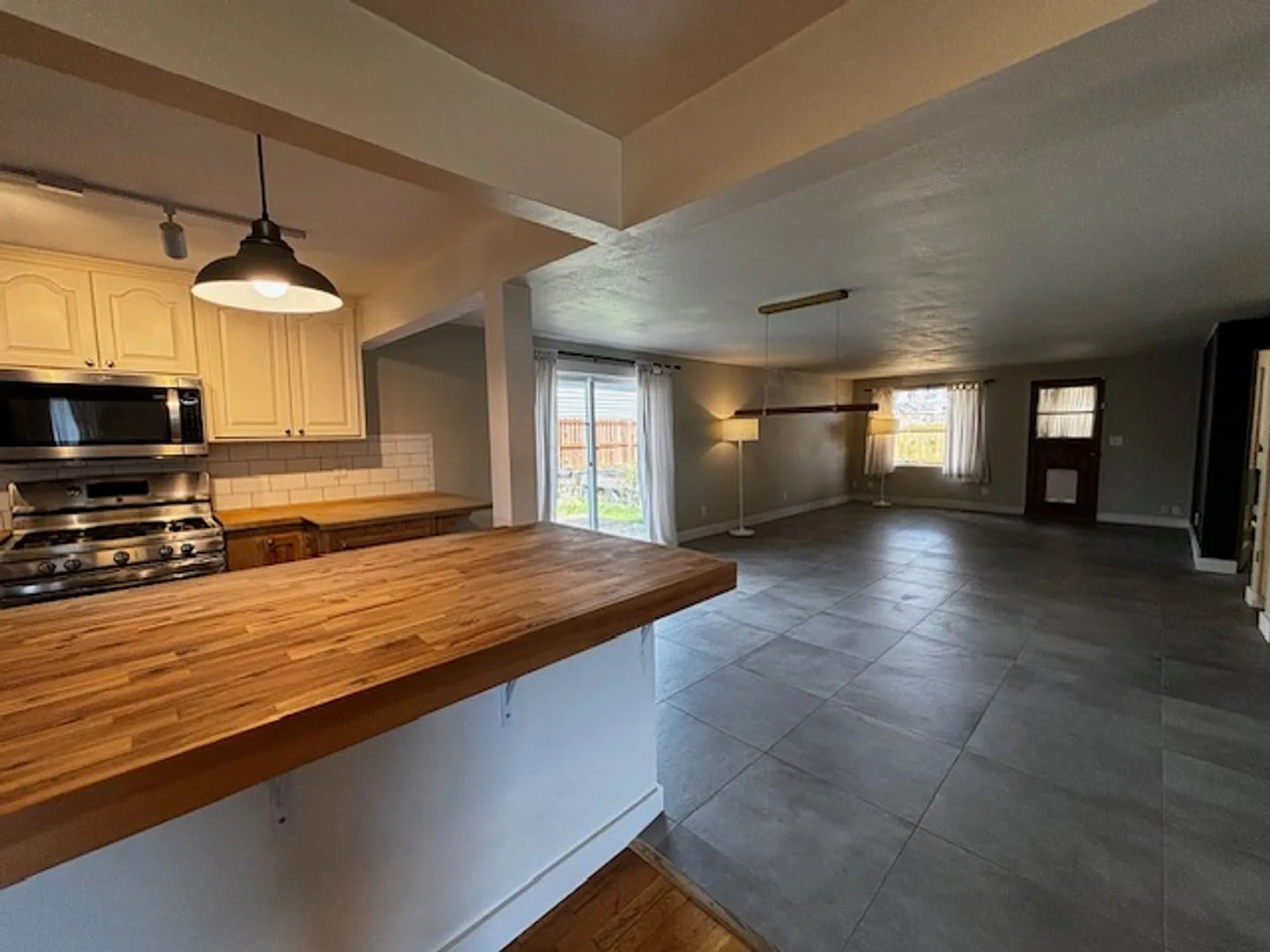 3 Bed, 2 Bath Partially Fenced Corner Lot in Mt Vernon — Photo 3