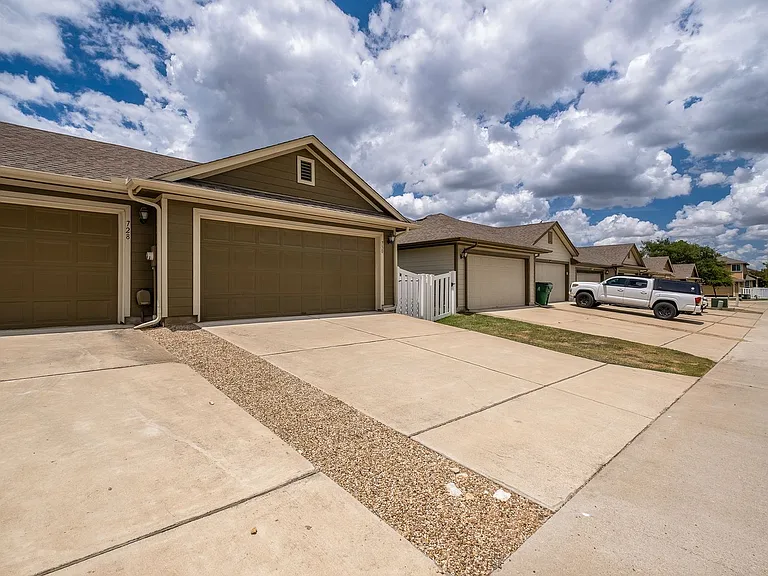 730 Lost Pines Ln — Photo 25