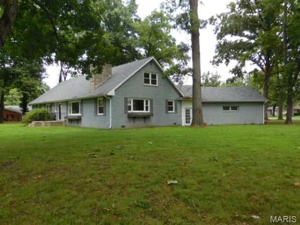 300 N Lakeview Ave, Salem, IL 62881